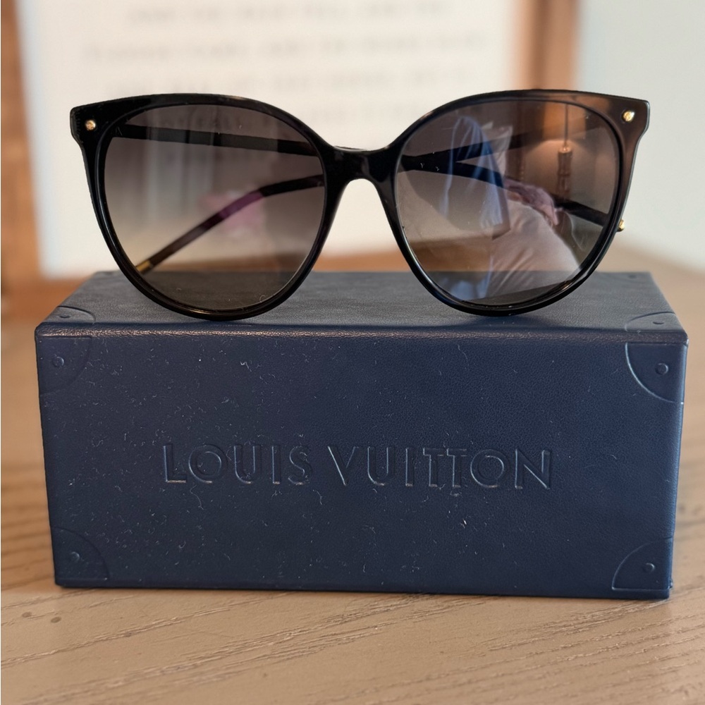 Louis Vuitton Elegant Black Sunglasses with brown LV monogram sides